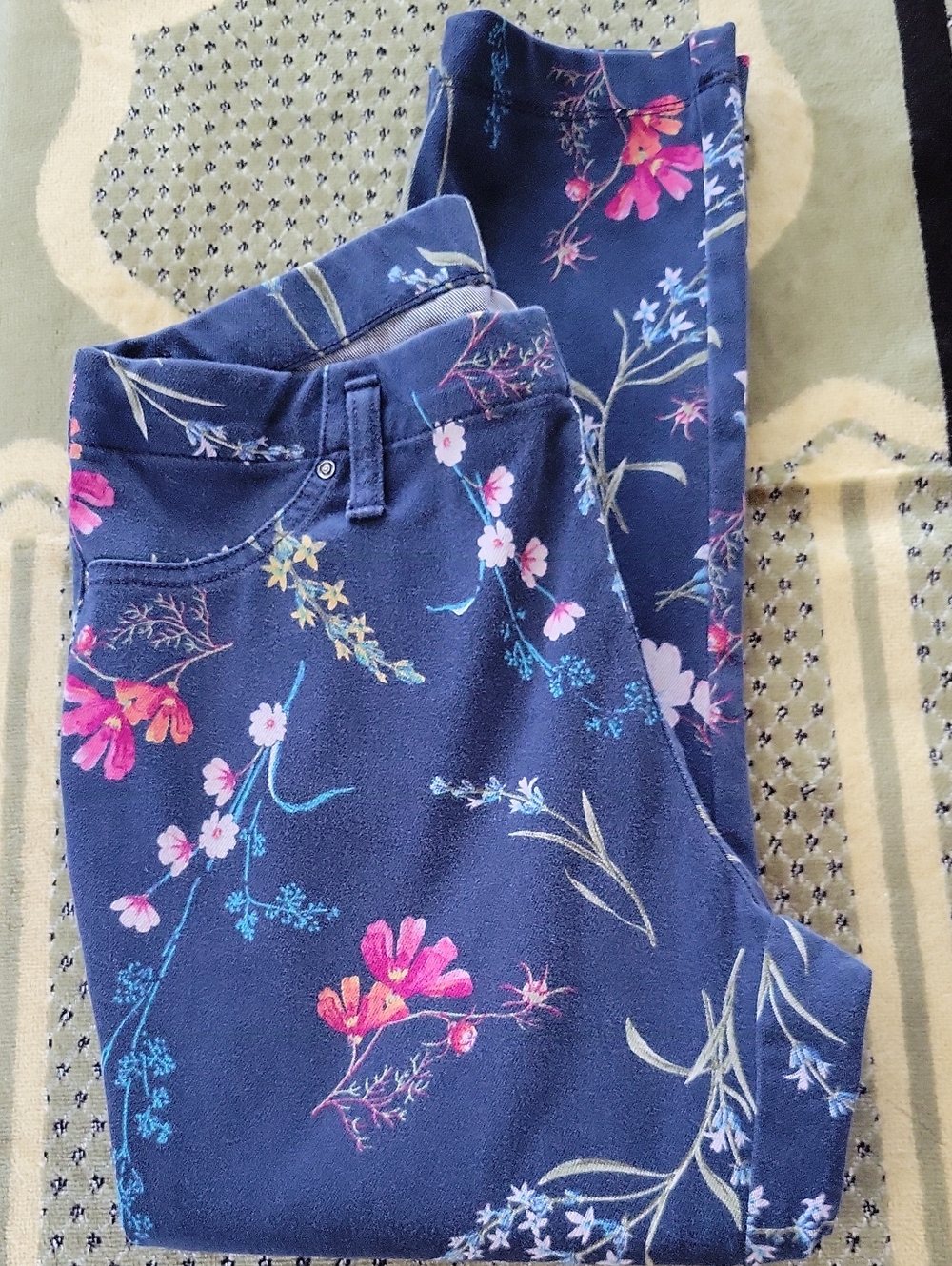 Time and Tru Navy Floral Capri Pants